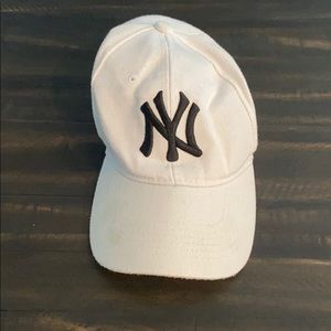 White NY Yankees hat
